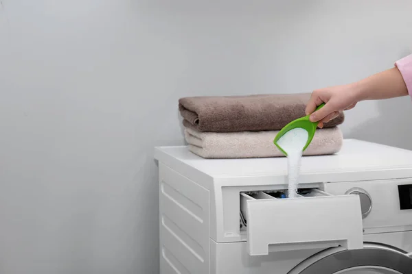 Kvinna hälla pulver i låda med tvätt maskin inomhus, närbild med plats för text. Tvätt dag — Stockfoto