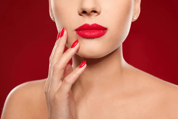 Hermosa mujer joven con manicura brillante sobre fondo de color, primer plano. Tendencias de esmalte de uñas —  Fotos de Stock