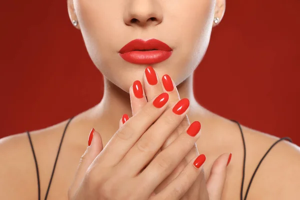 Beautiful young woman with bright manicure on color background, closeup. Nail polish trends — Stock Photo, Image