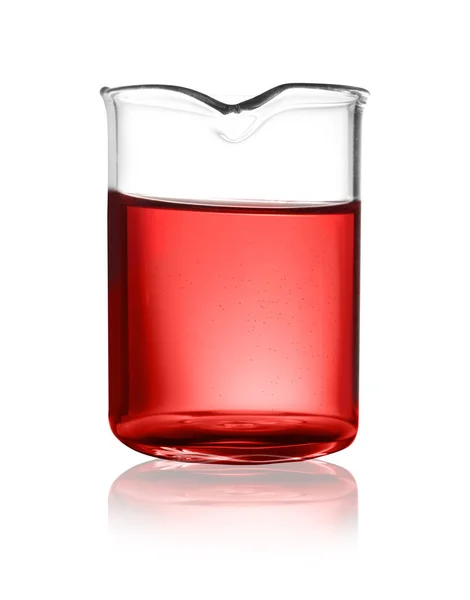 Beaker com líquido colorido isolado em branco. Química da solução — Fotografia de Stock
