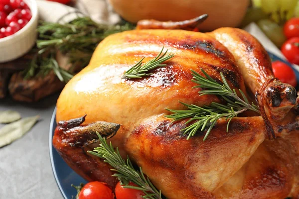 Delicioso pavo asado para la cena festiva tradicional en la mesa, primer plano — Foto de Stock