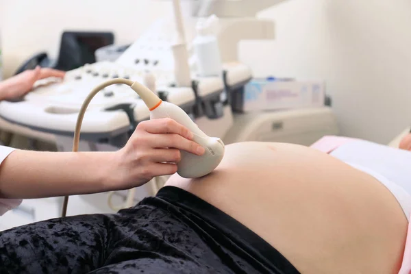 Femme enceinte faisant l'objet d'une échographie en clinique, gros plan — Photo