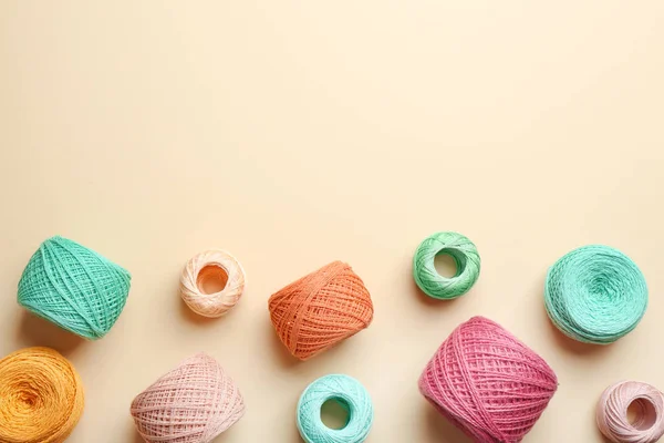 Clews de fils à tricoter sur fond couleur, plat avec espace pour le texte. Matériel de couture — Photo