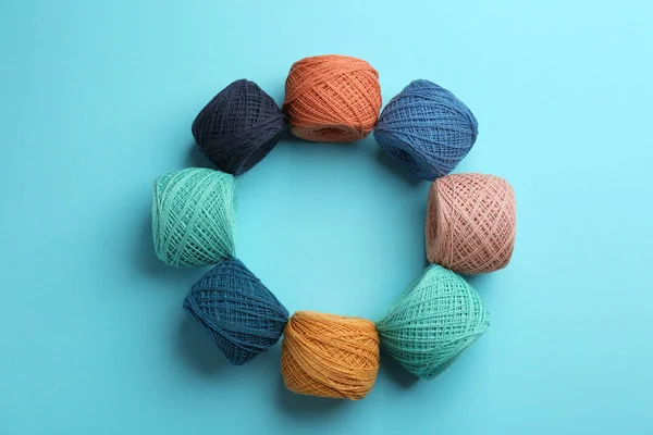 Cadre fait de fils à tricoter sur fond de couleur, pose plate. Espace pour le texte — Photo