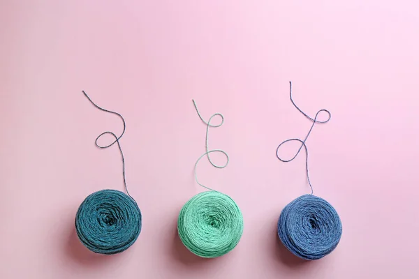 Clews of knitting threads on color background, flat lay with space for text. Sewing stuff — Stock Photo, Image