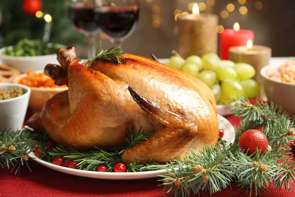 Tradizionale cena festiva con delizioso tacchino arrosto servito sul tavolo — Foto Stock