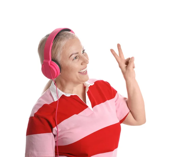 Femme mûre appréciant la musique dans les écouteurs isolés sur blanc — Photo