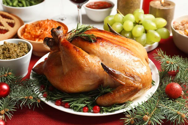 Tradizionale cena festiva con delizioso tacchino arrosto servito sul tavolo — Foto Stock