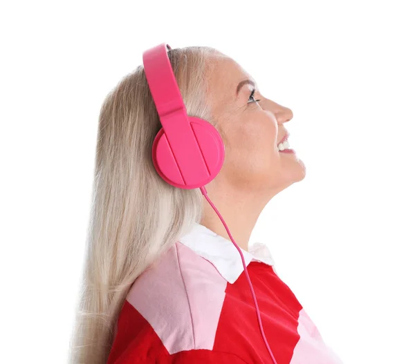 Mujer madura disfrutando de la música en auriculares aislados en blanco —  Fotos de Stock