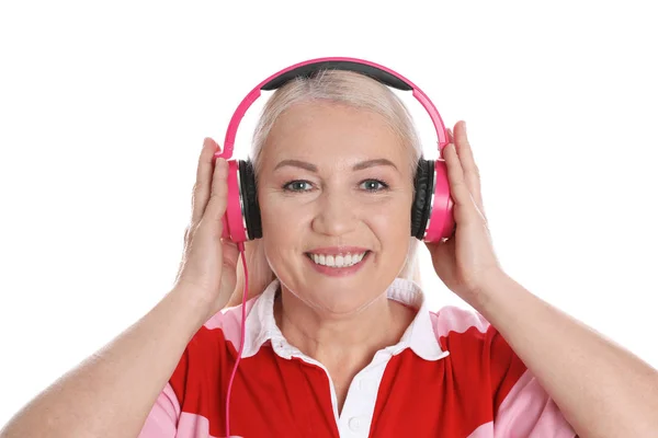 Mujer madura disfrutando de la música en auriculares aislados en blanco —  Fotos de Stock