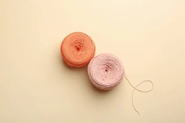 Los pliegues de los hilos de punto sobre el fondo de color, la construcción plana. Material de coser — Foto de Stock