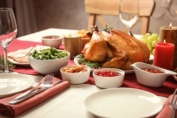 Cena festiva tradicional con delicioso pavo asado servido en la mesa — Foto de Stock