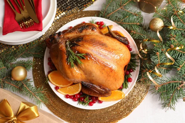 Вкусная жареная индейка, подаваемая к рождественскому ужину на столе, плоская лежа — стоковое фото