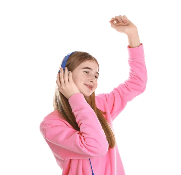 Menina adolescente desfrutando de música em fones de ouvido no fundo branco — Fotografia de Stock