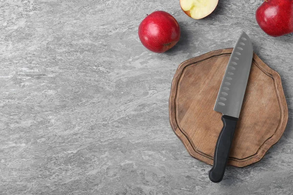 Composición plana con cuchillo de chef y manzanas sobre fondo gris. Espacio para texto — Foto de Stock