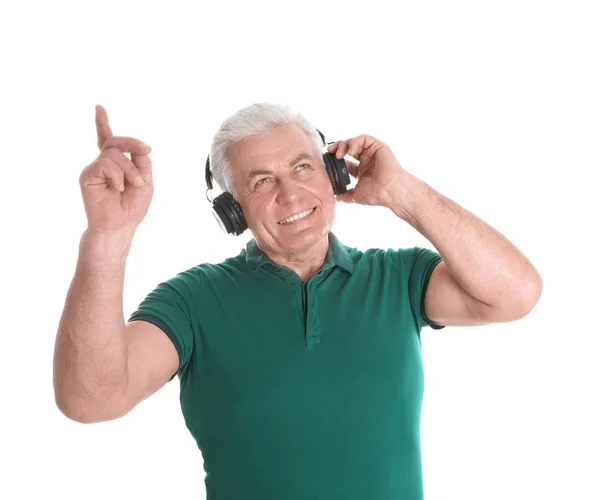 Maduro homem desfrutando de música em fones de ouvido no fundo branco — Fotografia de Stock