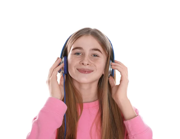 Adolescente appréciant la musique dans les écouteurs sur fond blanc — Photo