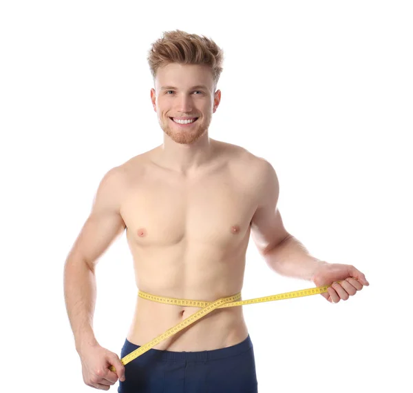 Portrét mladého muže s měřicí páskou ukazující jeho štíhlé tělo na bílém pozadí — Stock fotografie