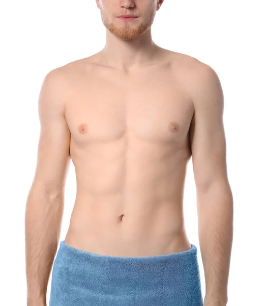Młody mężczyzna z Szczupła ciało w ręcznik na białym tle, zbliżenie — Zdjęcie stockowe