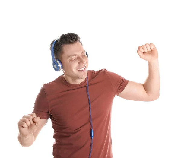 Hombre disfrutando de la música en auriculares sobre fondo blanco —  Fotos de Stock