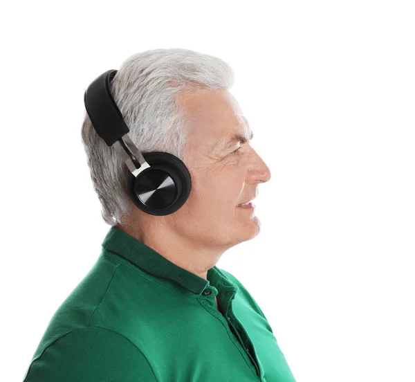 Hombre maduro disfrutando de la música en auriculares sobre fondo blanco —  Fotos de Stock