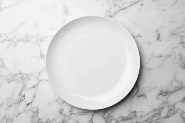 Stylish ceramic plate on marble background, top view — Stock Photo, Image