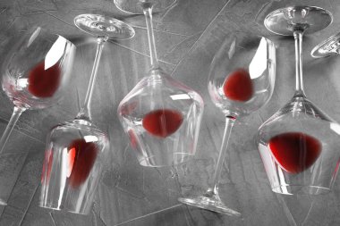 Gri arka plan üzerinde kırmızı şarap ile farklı bardak, düz yatıyordu