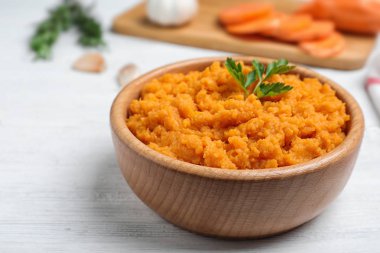 Ahşap masada tatlı patates püresi ile Kase