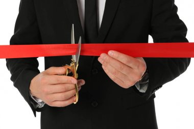 Adam ofis takım elbise kesme kırmızı şerit üzerinde izole beyaz, kapatmak
