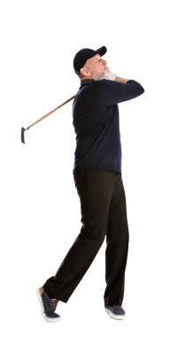 Beyaz arka planda golf oynayan yaşlı adam