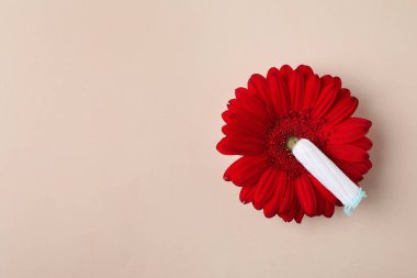 Çiçek ve tampon renkli arka plan, düz metin için boşluk yatıyordu. Jinekolojik bakım