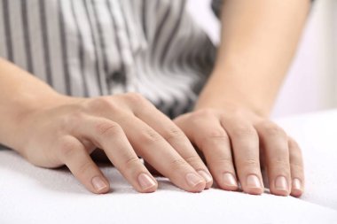Braille yazılmış kör kişi okuma kitabı, closeup
