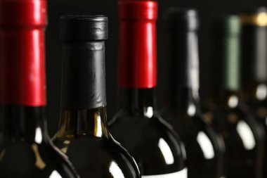 Farklı şaraplardan şişeler, yakın plan. Pahalı koleksiyon.