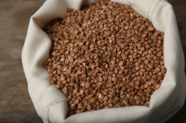 Masada çuval bezi çanta içinde pişmemiş karabuğday, closeup