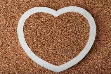 Tahıllar üzerinde pişmemiş karabuğday ile kalp şeklinde tepsi, üst görünümü