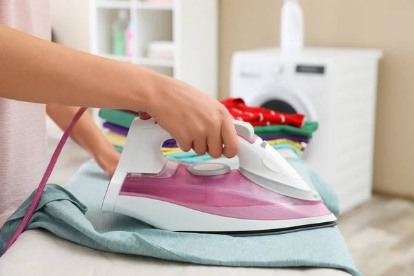 Mujer joven planchando ropa a bordo en el baño, primer plano — Foto de Stock