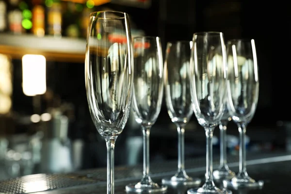 Lege schone Champagne glazen op de teller in de bar — Stockfoto