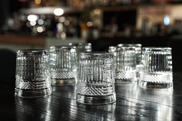 Пустые чистые бокалы на стойке в современном баре — стоковое фото