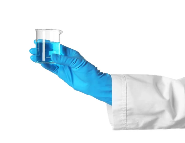 Scientifique tenant un bécher en verre avec du liquide sur fond blanc. Recherche chimique — Photo