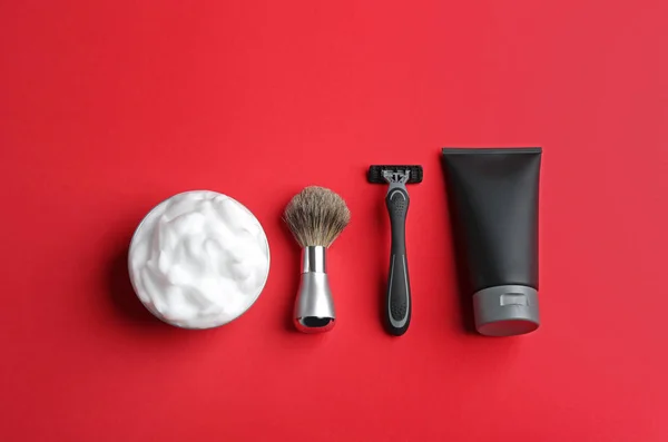 Set Scheer apparatuur en cosmetische producten voor mannen op kleur achtergrond, platte lay — Stockfoto