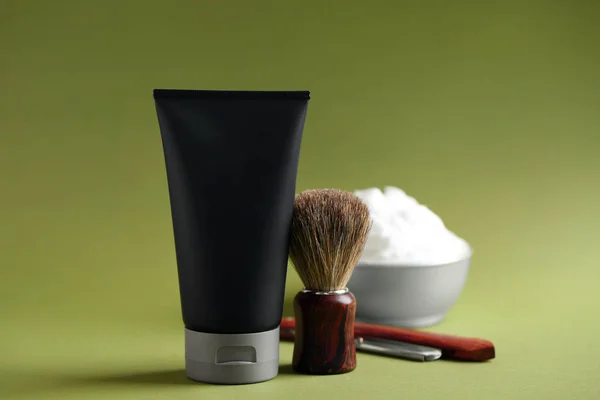 Set Scheer apparatuur en cosmetische producten voor mannen op kleur achtergrond — Stockfoto
