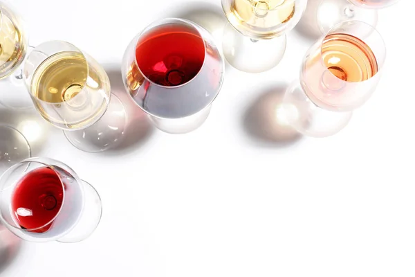 Bicchieri diversi con vino su sfondo bianco, vista dall'alto — Foto Stock