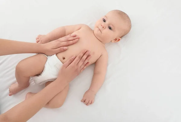 Draufsicht auf Mutter und ihr süßes Kind auf weißem Bett, Platz für Text. Babymassage und Übungen — Stockfoto