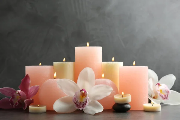 Bela composição com velas acesas e flores na mesa — Fotografia de Stock