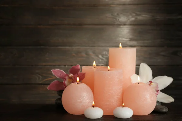 Bela composição com velas acesas e flores na mesa — Fotografia de Stock