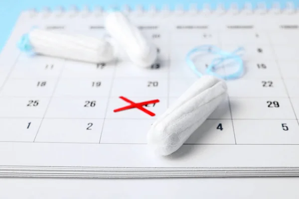 Tamponger och kalender med markerade datum, närbild. Gynekologisk vård — Stockfoto