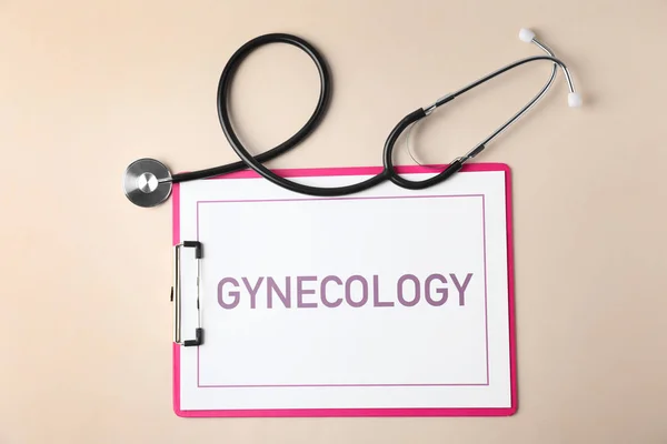 Leikepöytä sana Gynekologia ja stetoskooppi väri tausta, tasainen lay — kuvapankkivalokuva