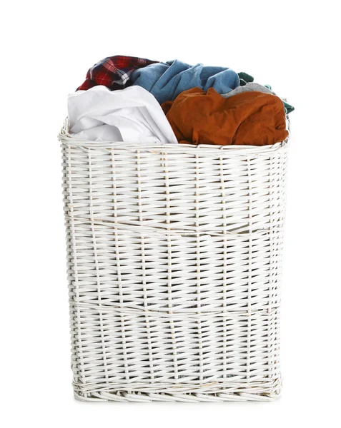 Плетеная корзина для белья, полная грязной одежды на белом фоне — стоковое фото