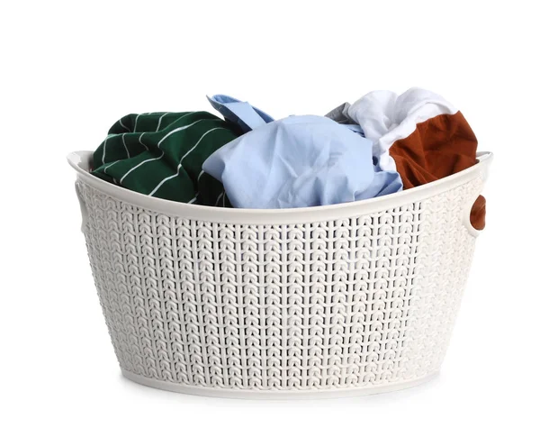 塑料洗衣篮，白色背景上满是脏衣服 — 图库照片