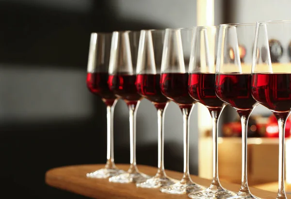 Kieliszki czerwonego wina w piwnicy. Drogi napój — Zdjęcie stockowe